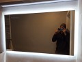 Lustro z podświetleniem LED w łazience. Funkcjonalnie i nastrowo.