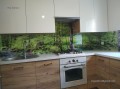 Szkło hartowane z grafiką na sąsiadujących ścianach kuchni. Pomiar, wykonanie, montaż.