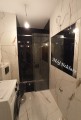 Przeszklenie prysznica zaprojektowane i zamontowane w małej, wąskiej łazience- szkło hartowane, grafitowe, gr.8mm, drzwi przesowne