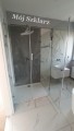 Zamontowana kabina prysznicowa: szkło gr. 8mmTimeless z powłoką ułatwiejącą czyszczenie,, okucia- chrom.